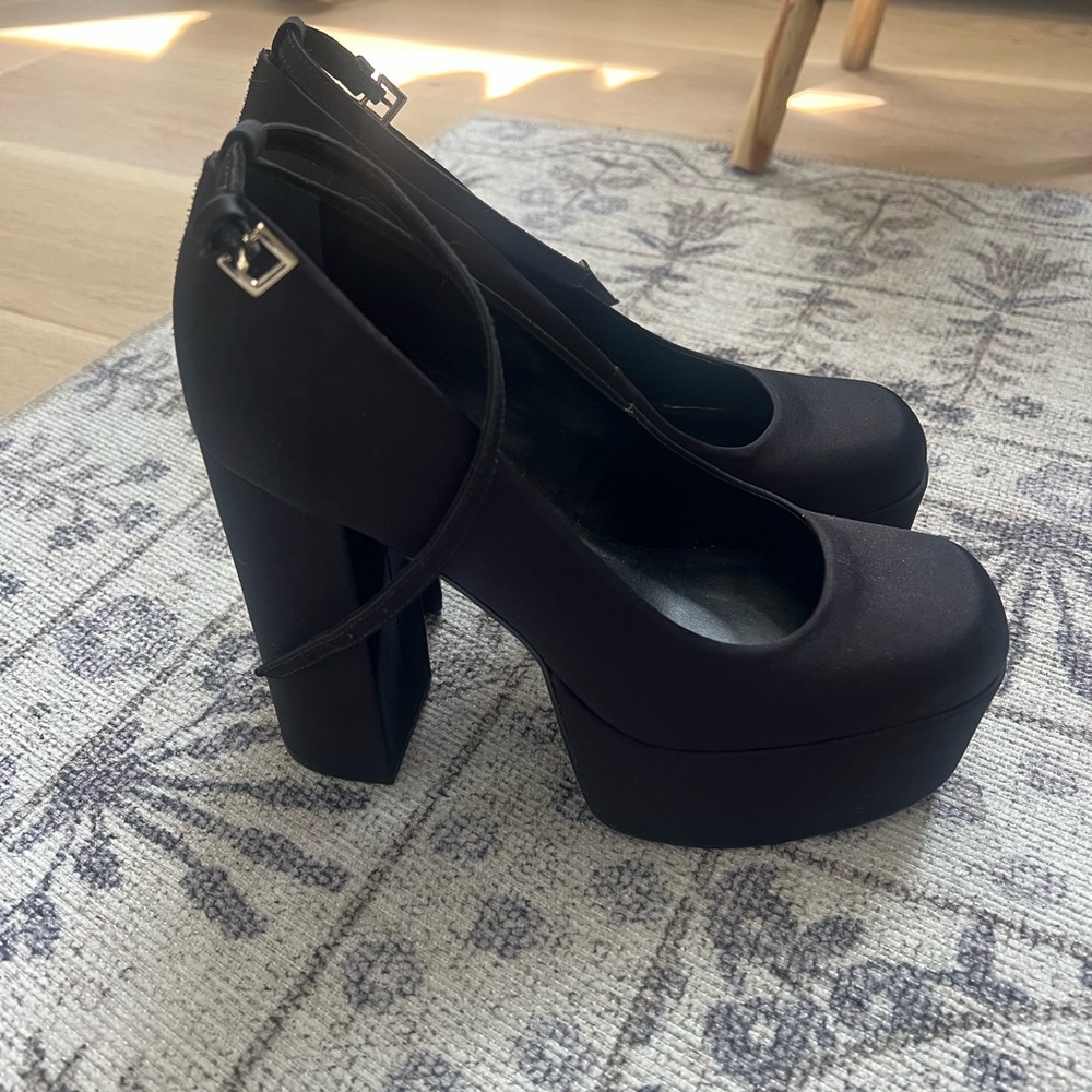 Steve Madden Elegant Black Platform Heels - Picture 3 of 3